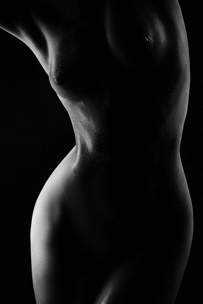 Frontal view of a woman's body, illuminated by a rim of light, highlighting her curves, captured by Ruslan Bolgov.