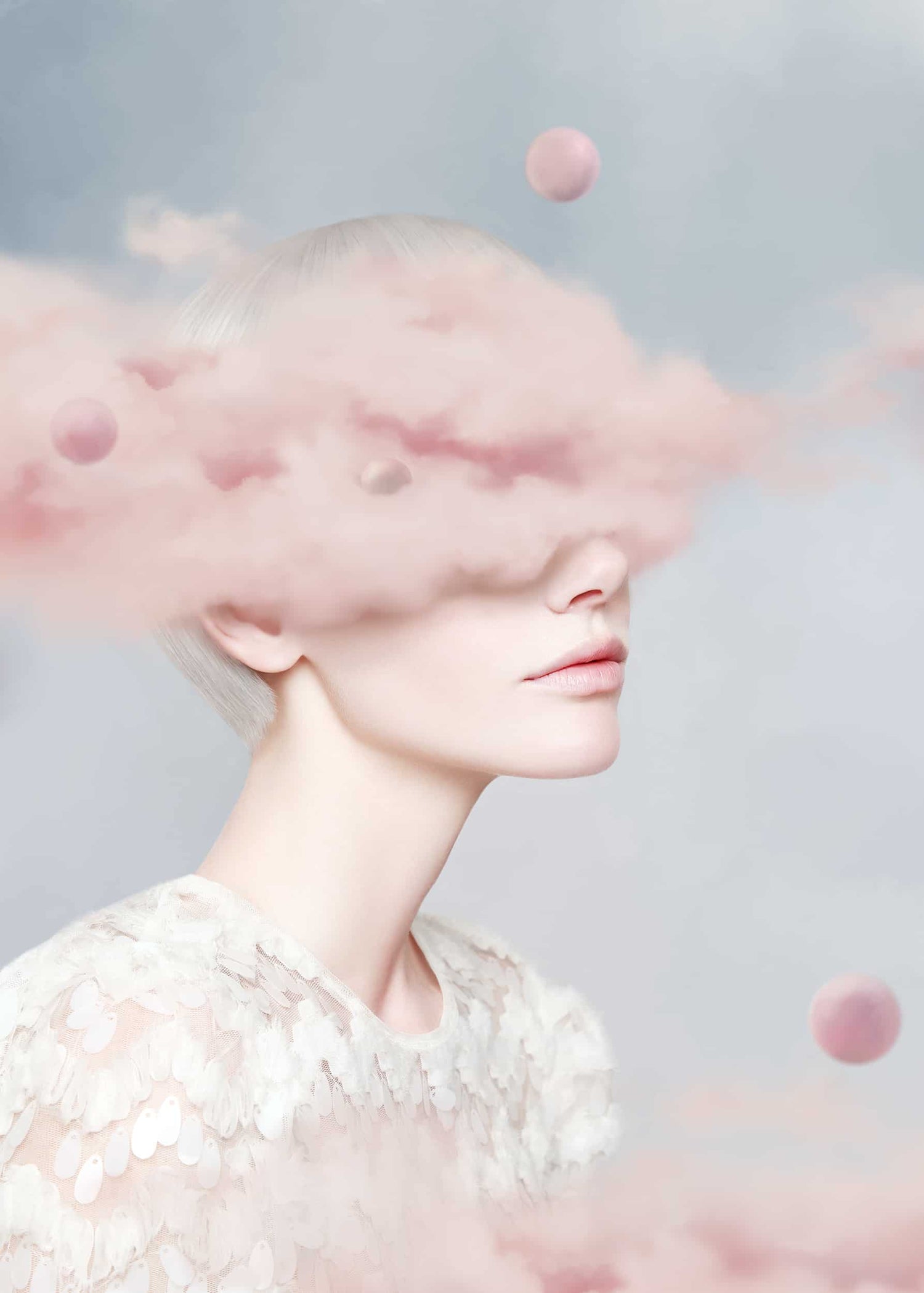The artpiece 'Confusion' by Yang Han shows a woman whose head is disappearing in a cloud. Leaving her unable to see and orient herself.